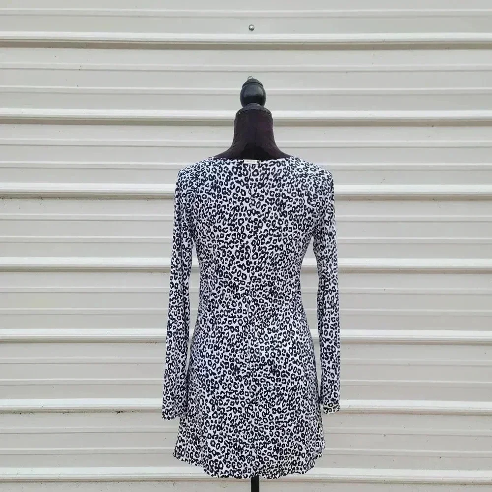Michael Kors White Black Cheetah Leopard VNeck Tunic Shirt Stretch Bell Sleeve M - Picture 5 of 10